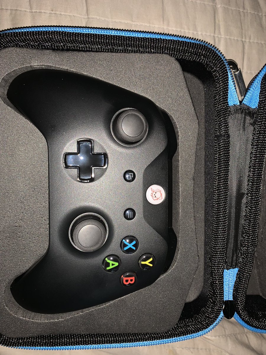 Iphiclus's tweet photo. @BattleBeaverC my controller finally came in ayeee it feels amazing and I love everything about it #customcontroller #battlebeaver #XboxSeriesX #controlleraim #twitch #stream https://t.co/kcVSMDo3yy
