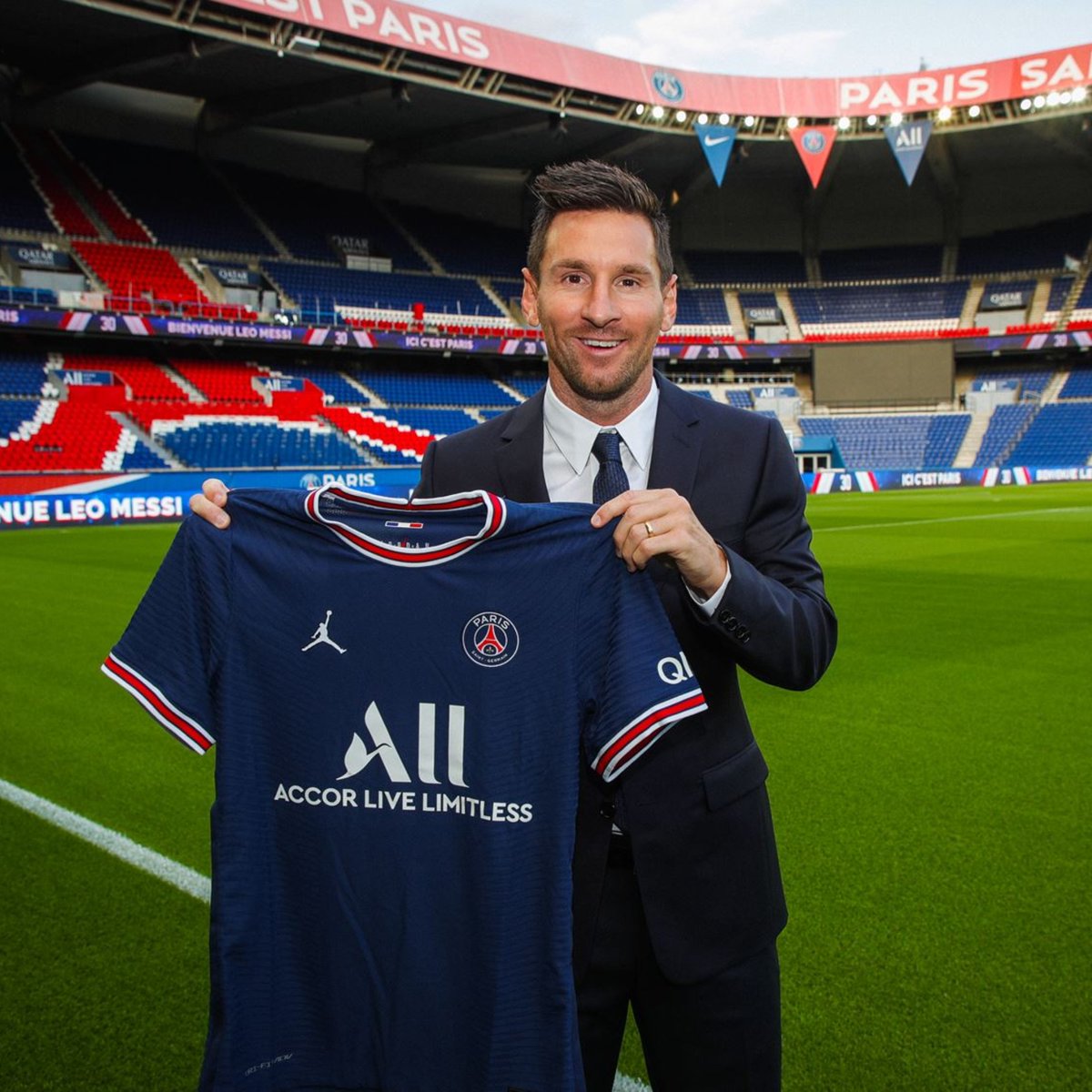 Y el día llegó. Después de 21 años, Lionel Messi defiende la camiseta de un club distinto al FC Barcelona. El nuevo 30 del PSG. Los parisinos reclutaron al mejor futbolista de todos los tiempos. EL BOMBAZO DEL SIGLO.