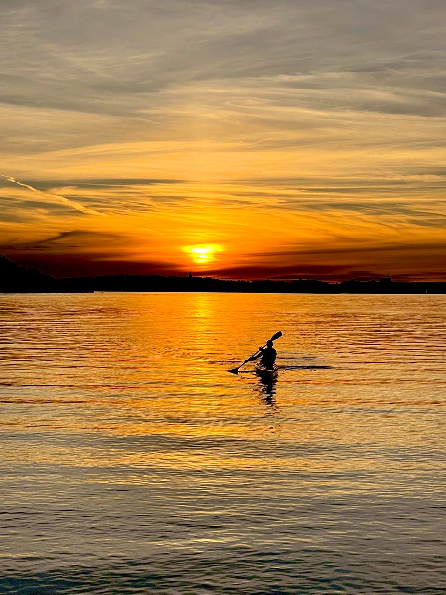 marialeijerstam's tweet photo. When an evening can not be more perfect! Have you had this feeling recently?
#stockholm #archipelgo #kayaking #paddeling https://t.co/4tTeztw2AY