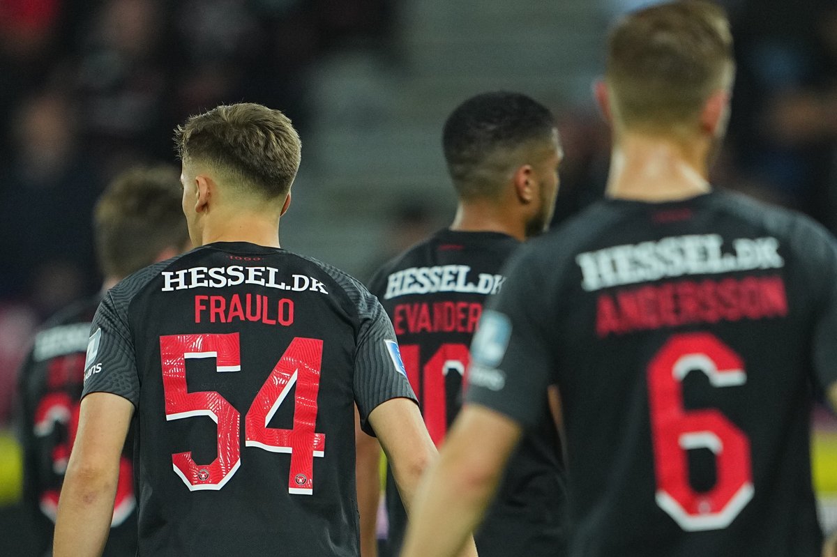 fcmidtjylland's tweet photo. Der er masser af debutanter for tiden 😍
👏 Oscar Fraulo 👏
#FCMPSV https://t.co/GtqwsjCwae