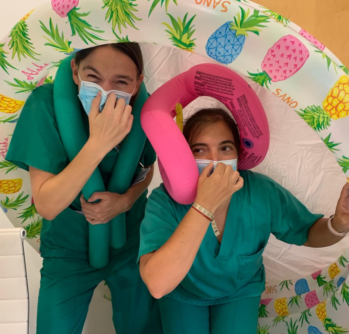 El calor y verano han llegado a nuestra UCIP. 
Esta tarde, alguno de nuestros pequeños pacientes ha sido enormemente feliz disfrutando de un refrescante baño en nuestra fiesta de la piscina en la #UCIP #PedsICU #humanizalaUCIP