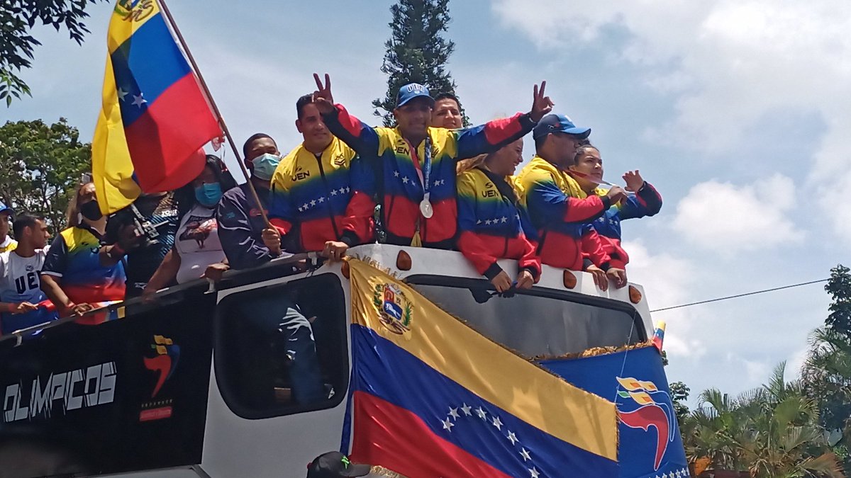 jogu642's tweet photo. La Comuna de Altavista Prof. Pérez Méndez y el Consejo de Gobierno para la Movilidad y Transporte  Presentes en la Parroquia Sucre recibiendo a sus #CampeonasYCampeonesOlímpicos Orgullo Venezolano.
@NicolasMaduro @delcyrodriguezv @gestionperfecta @CGPMTSucre @ciroangeldiaz https://t.co/slXzkmSAK8