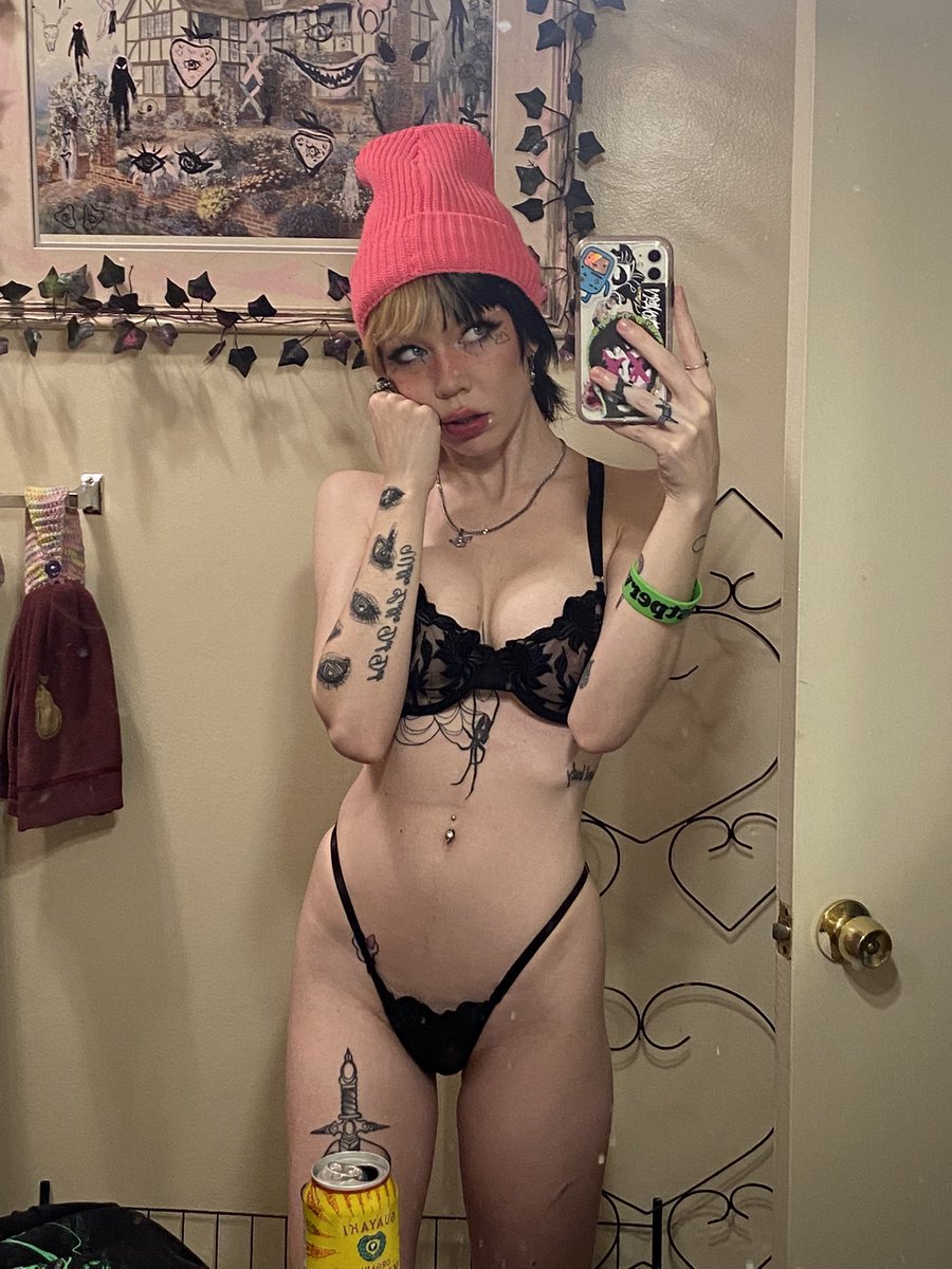 leduhhh's tweet photo. beanie stays on during sex https://t.co/kPLx5ynxcm