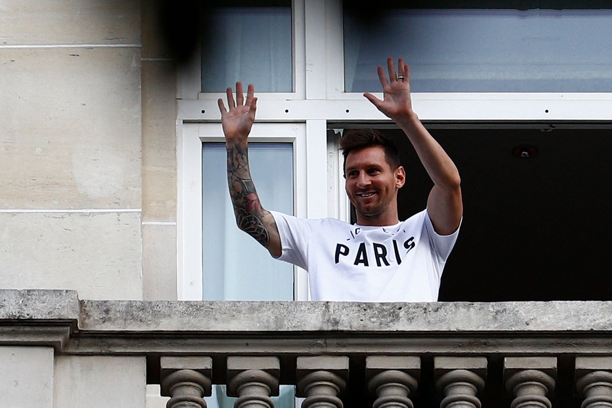 FabrizioRomano's tweet image. Leo Messi: “I'm looking forward to starting a new chapter in my career in Paris. The club and his vision are a perfect match for my ambitions. I'm determined to build something great for the club and the fans. I can't wait to step onto the pitch at the Parc des Princes” 🇫🇷 #Messi
