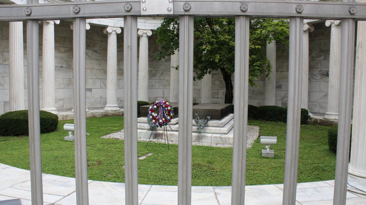 #OhioFamousGraves- President Warren G. Harding at the Harding Monument in Marion, Ohio (Marion Co.)
(TNT Images (c) 2017, Photos: Ken Naegele)
#PresidentHarding #MarionOhio #NecroTourism #POTUS