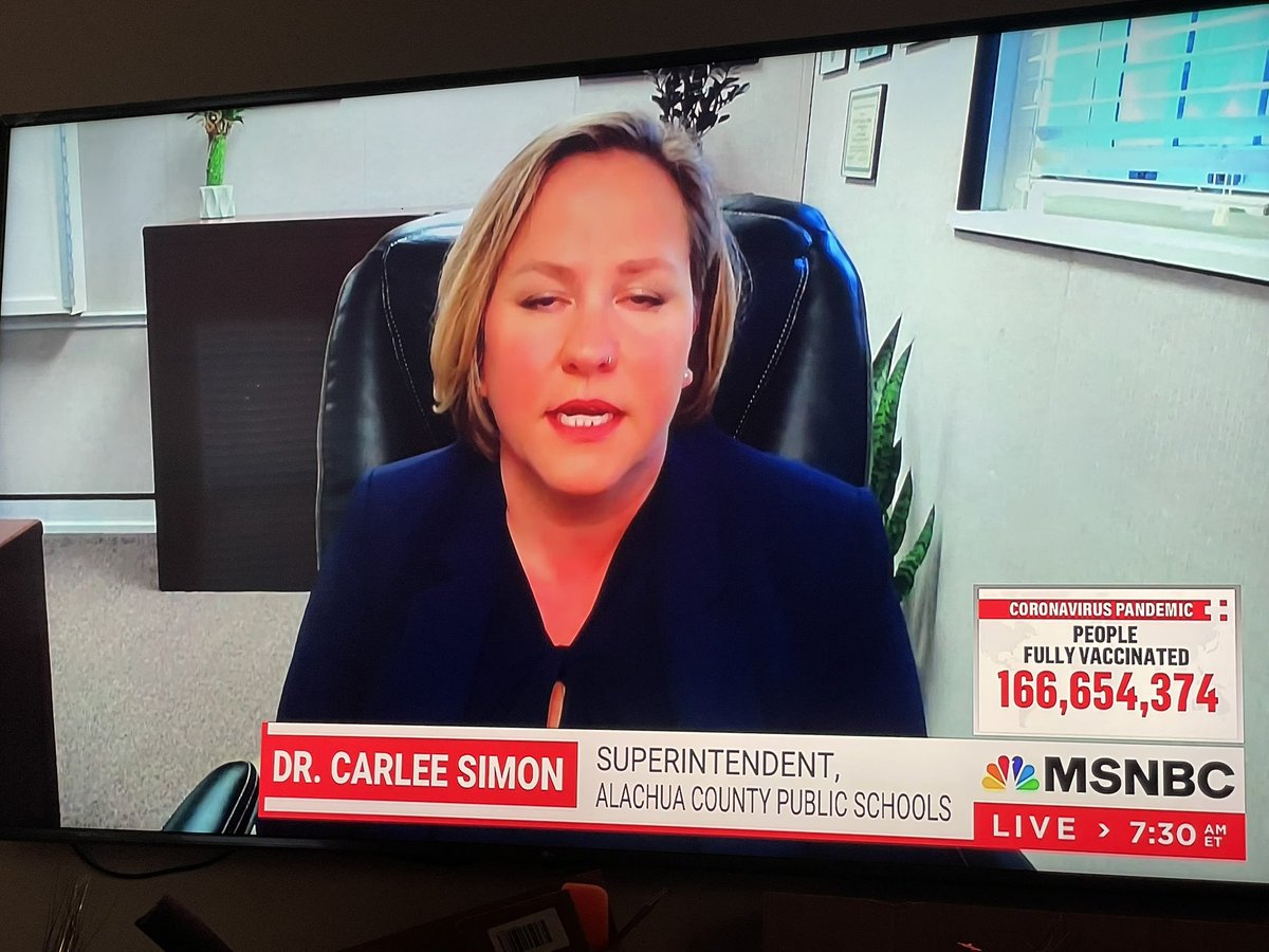 Lkern12's tweet image. Thanks to @MSNBC and @morningmika for spotlighting the Superintendent of @AlachuaSchools Dr. Carlee Simon re: her stance on need for #MaskMandate to keep kids and staff #safe in her schools in spite of @GovRonDeSantis @richardcorcoran threats to cut funding #reopensafely #MaskUp