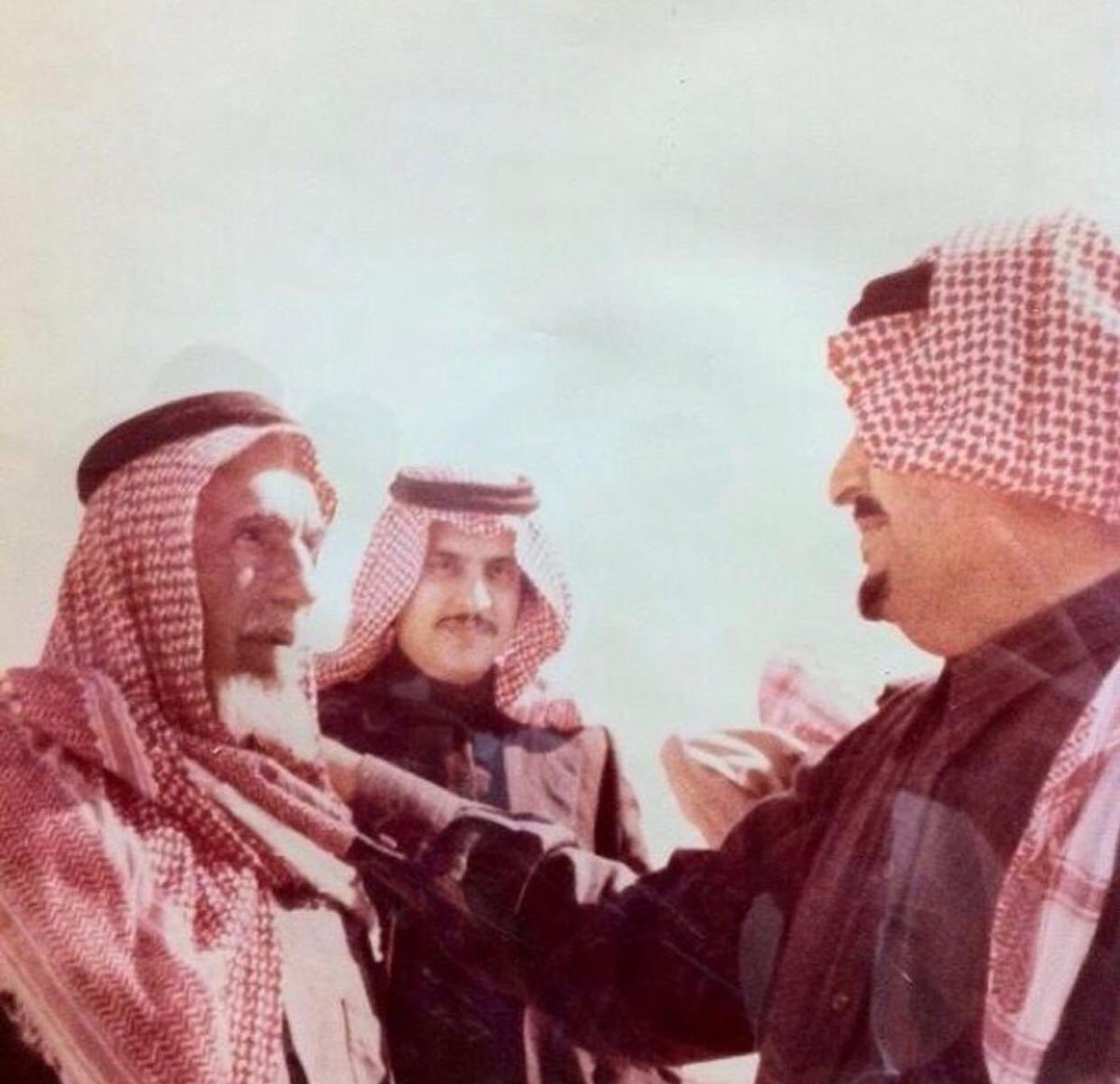faisal_rakan_'s tweet photo. صورة تظهر الأشخاص الثلاثة الذين حاولوا اغتيال الملك عبدالعزيز  في الحرم المكي 
في شهر ذو الحجة عام 1353هـ.
وكان الشيخ/ صالح عامر العرق الشخص الذي حال دون جلالته والمجرمين وقد تمت اصابته في هذه الواقعه  وهذه الوثيقه موثقه ومعروضه في مكتبه الملك عبدالعزيز العامة https://t.co/wpmflwLOuD