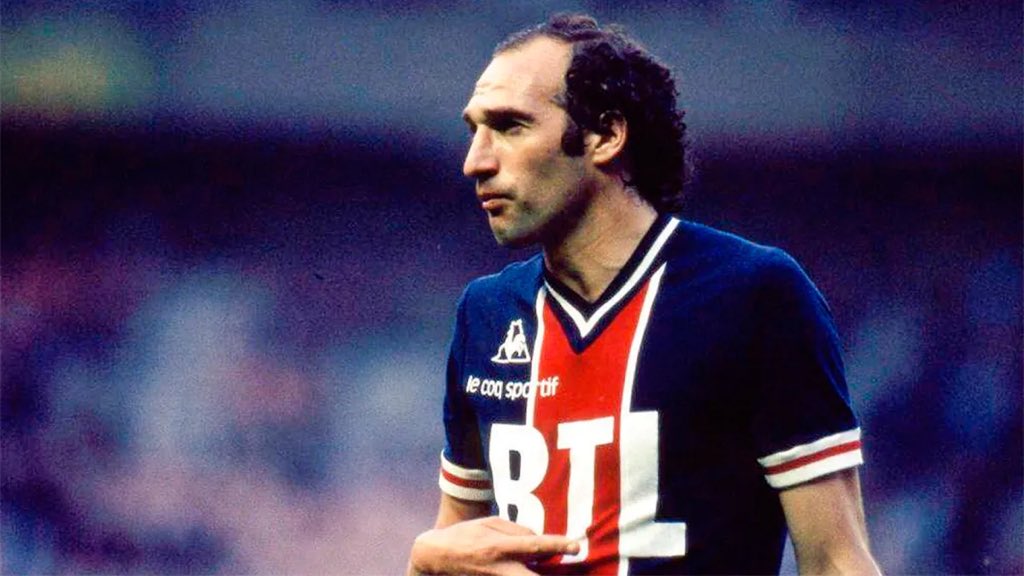 _JugadorNro12's tweet photo. Como jugadores del PSG 🗼⚽🇫🇷

Bianchi: 71 goles en 80 partidos
Gallardo: 2 goles en 22 partidos

El virrey superando a Gallardo en literalmente cualquier cosa parte 2662011 https://t.co/nr7yaYd86b