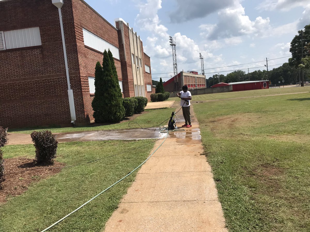 ZoraEJHS's tweet photo. Shoutout to Emmanuel James and Keelan Griffin two awesome Zora Ellis students for volunteering their time to help keep their school looking great! #EllisExcellence #DegaNation #TalladegaCitySchools https://t.co/kHWLb1bsnH