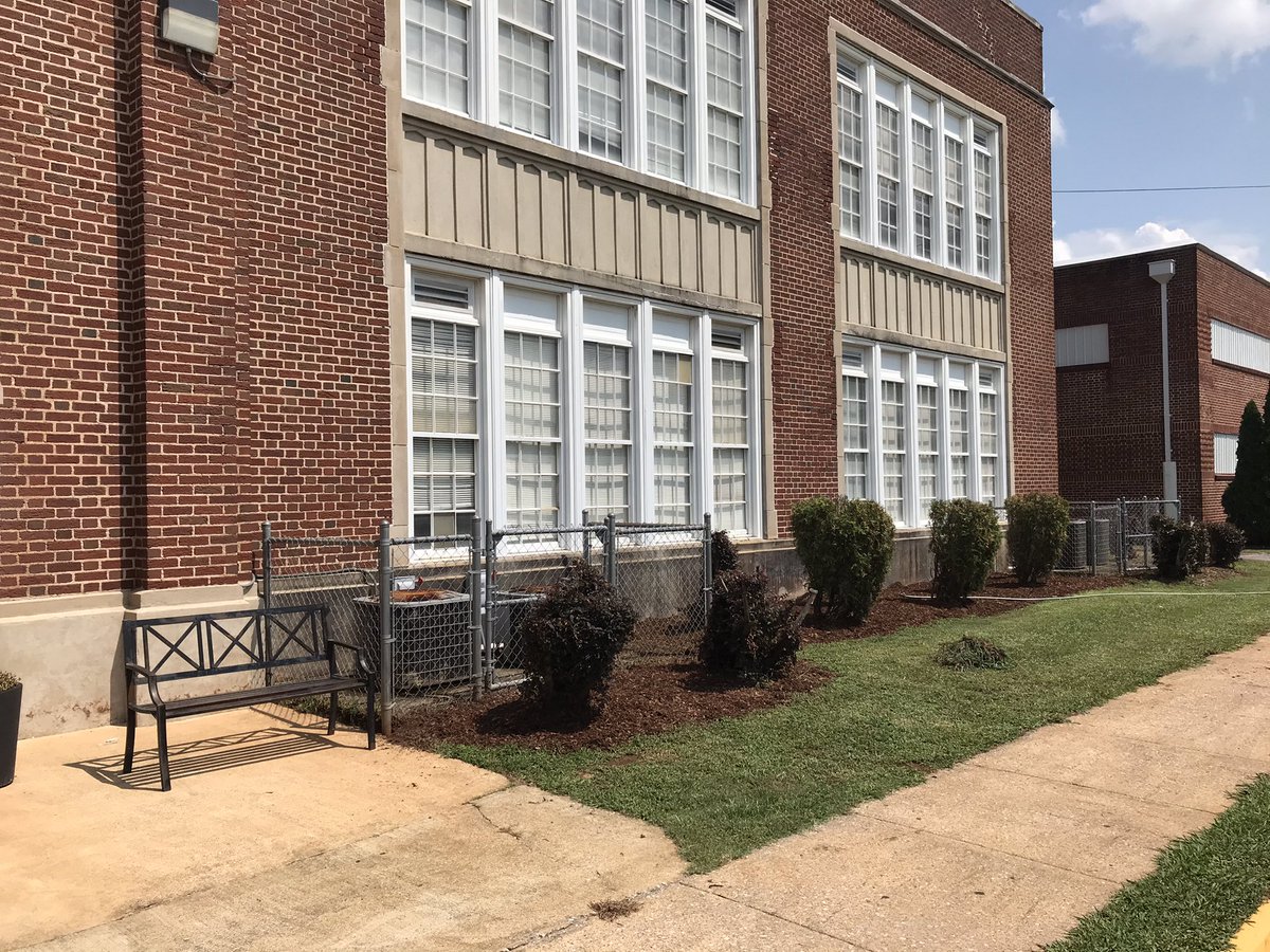 ZoraEJHS's tweet photo. Shoutout to Emmanuel James and Keelan Griffin two awesome Zora Ellis students for volunteering their time to help keep their school looking great! #EllisExcellence #DegaNation #TalladegaCitySchools https://t.co/kHWLb1bsnH