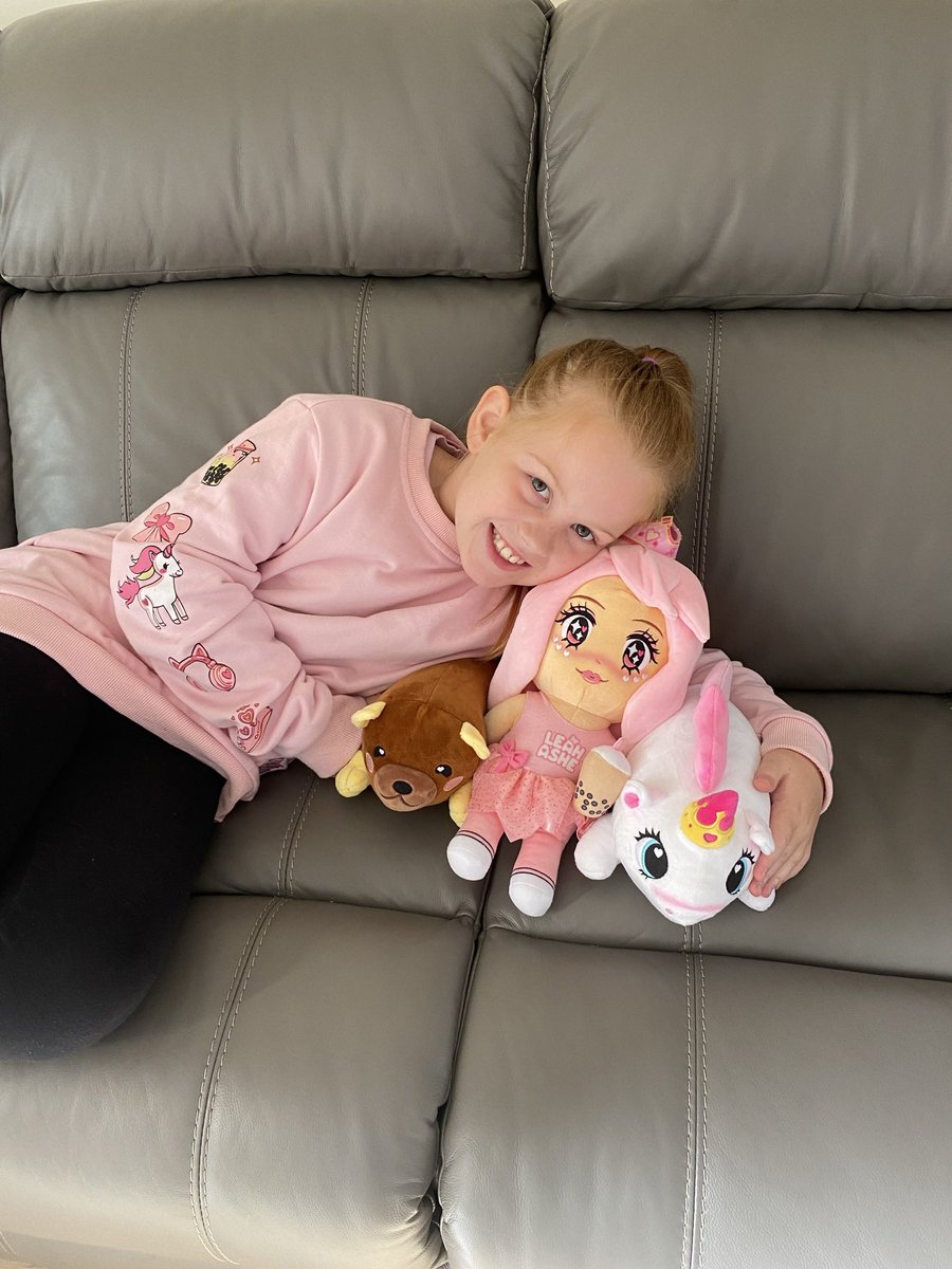 VickyyStevens's tweet photo. Nothing means more to me than making this girl happy and smile!! My whole world! 💕 Her idol is @LeahAshe  she’d love a shout out! #leahashelover #herfave ❤️🧡💛💜💚💙 https://t.co/ZFyLBjo0cV