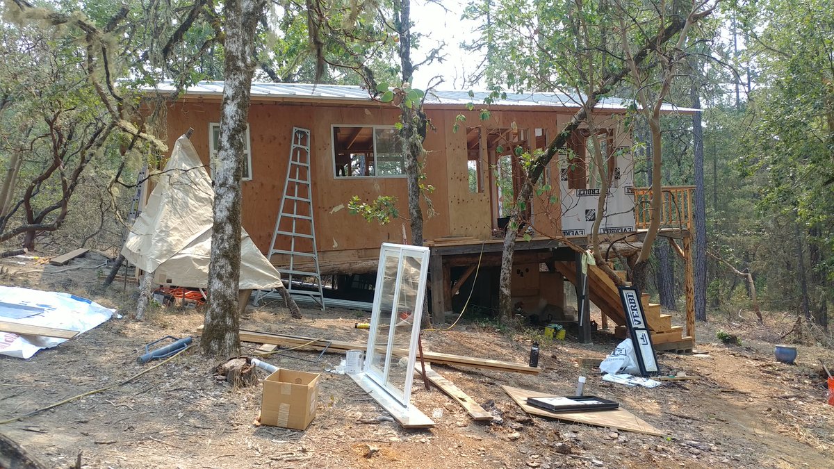 RealPhilipLee's tweet photo. Painting used windows highkey SUCKS! 😆 🙌

#DIYLife #FortHouse #WhatPermit https://t.co/zED03QAAMV