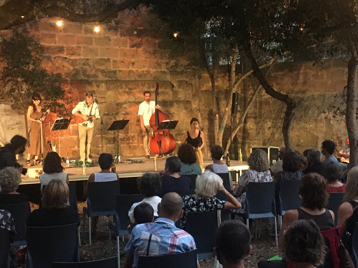 vaDllibres tweet media