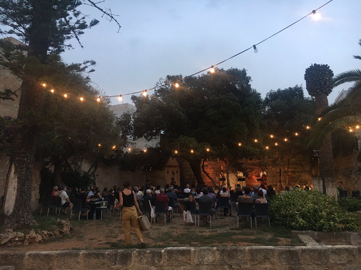 vaDllibres tweet media