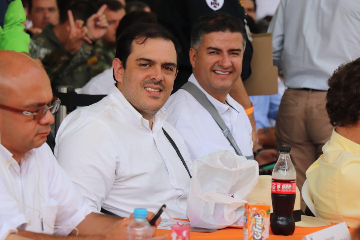 sanvalgo's tweet photo. #BuenasNoticias para Amagá, hoy @ProsperidadCol firmó el convenio para intervenir la plaza de Mercado del municipio, este fue un compromiso del Gobierno Nacional desde 2018 en el taller #ConstruyendoPaís
El presidente @IvanDuque le cumple a las regiones.
#ApasionadosXColombia https://t.co/KuEe8EnP1T
