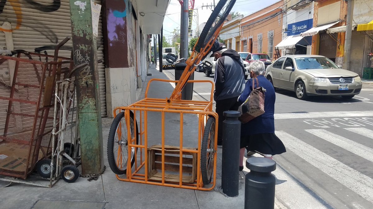 gdlapie's tweet photo. Triciclos y diablitos bloqueando la banqueta de Liceo y Angulo contra esquina del Mercado Alcalde Atención @GdlMovilidad ¿qué pasa con sus banquets?

@Poder_AG_GDL https://t.co/bYWIXF7Ni3