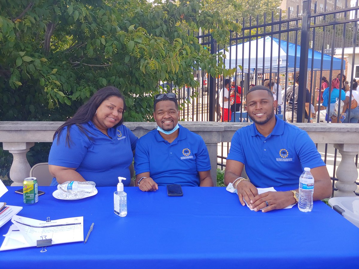 PatriciaEguino's tweet photo. ¿Quiere vacunarse pero necesita asistencia en español? Are you a HS student thinking about going to college, but need help? ¡Venga a 1200 Clifton St NW! @DC_CAP
#Vacunate #CovidVaccine #mutualaid #dc #WashingtonDC #dmv #taketheshotdc #Latinos #DCHOPE #DCLatinos #ThisisDC https://t.co/WnSWfPLQG7