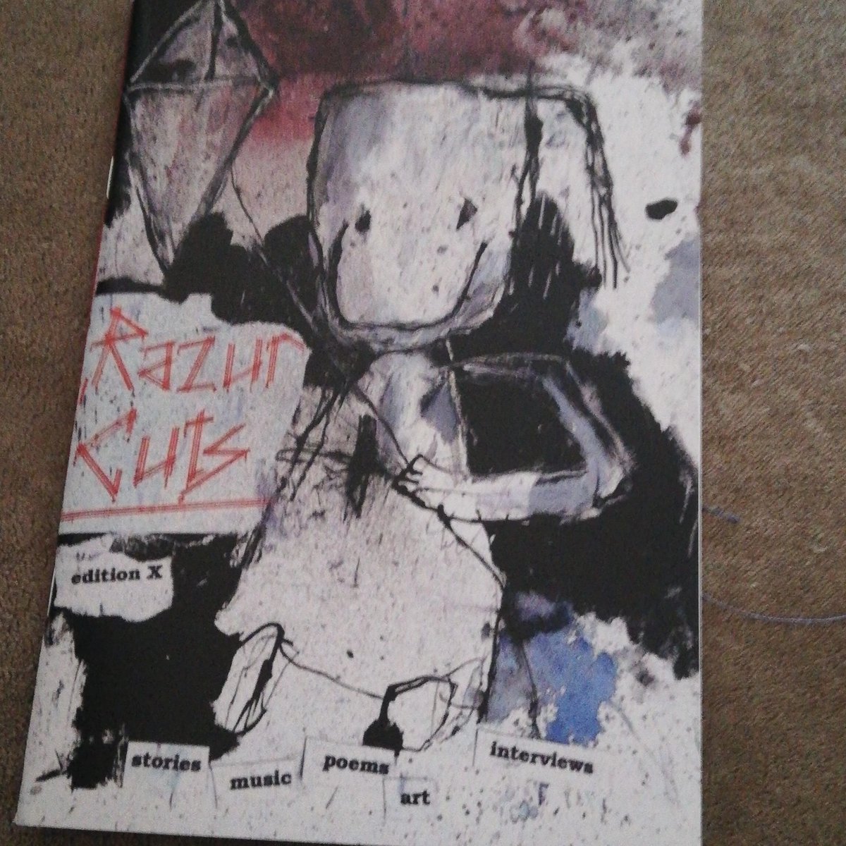 dalg's tweet photo. This arrived today. Latest issue of @razurcutsmag
Can't recommend this highly enough.
#streetlit #poetry #shortstories #punklit #punkaf #zine #zines https://t.co/Kv8msLXqhZ