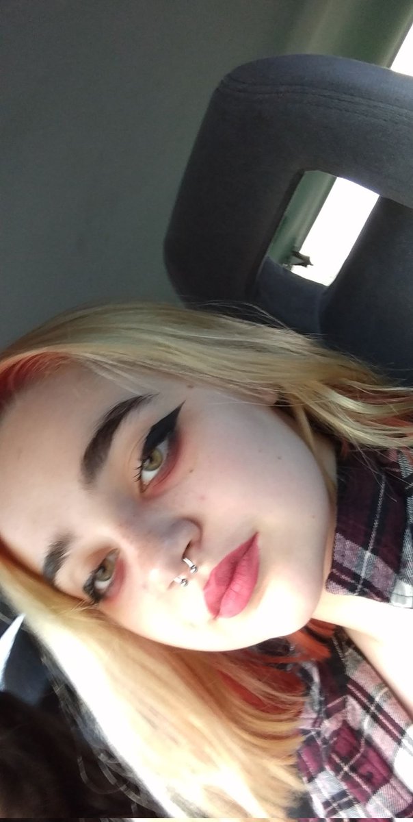 Vexoniety's tweet photo. #bakerytwtselfieday kinda late to this and face reveal ig :> https://t.co/5oPt8J08Hy