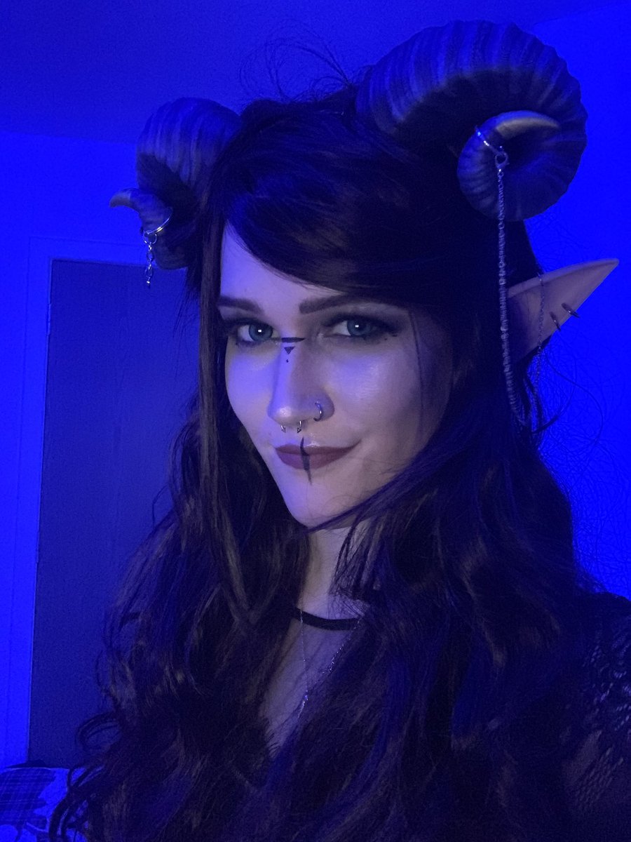 f0xrocket's tweet photo. QRT with a pic of yourself as the sexy villain of the story arc ✨ https://t.co/5ptWXKBhed