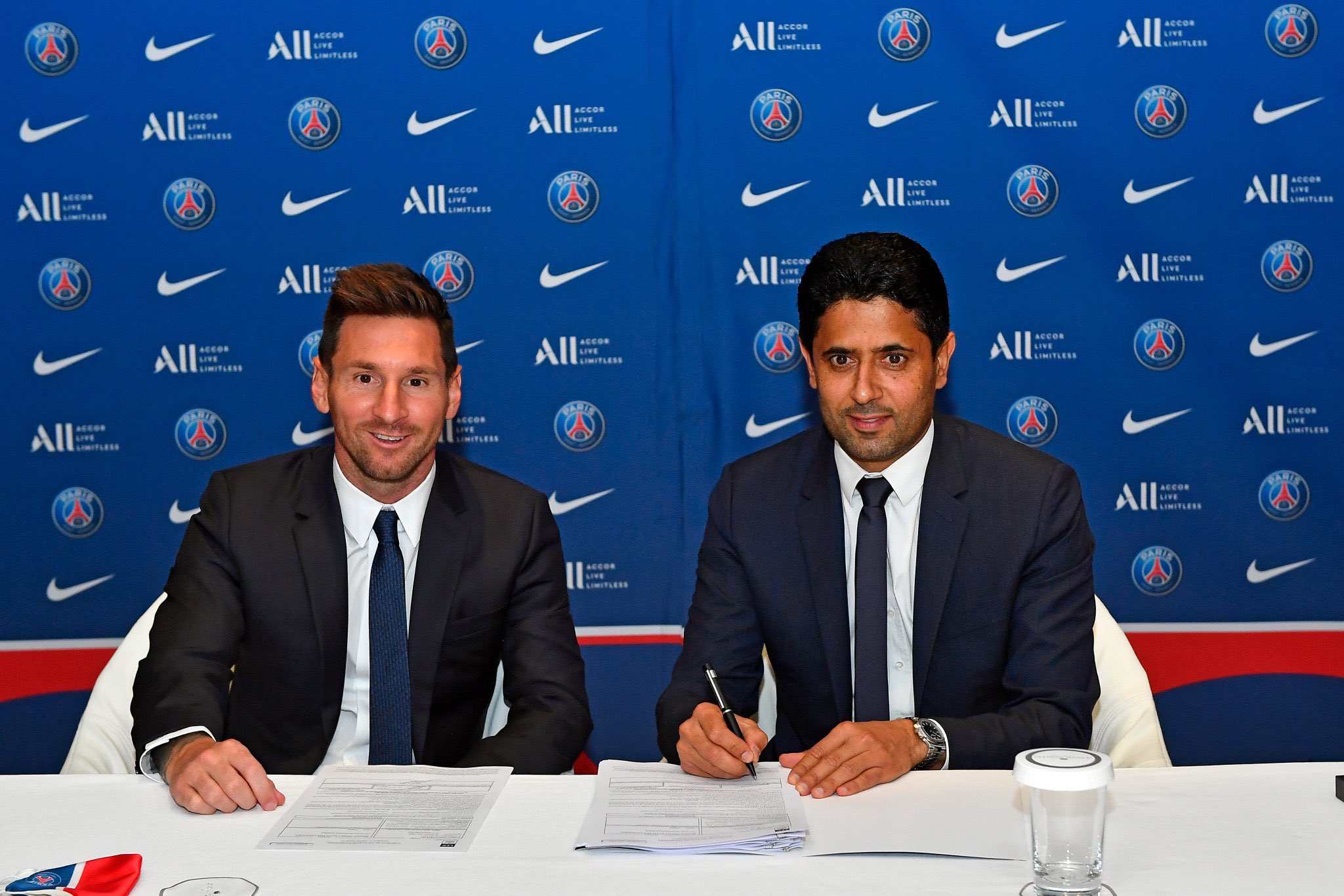 Veronica Brunati on Twitter: "LA FOTO : La firma de contrato de #Messi con el Presidente Nasser Al-Khelaifi #PSG #MessiPSG https://t.co/j7VRZsMqCk" / Twitter