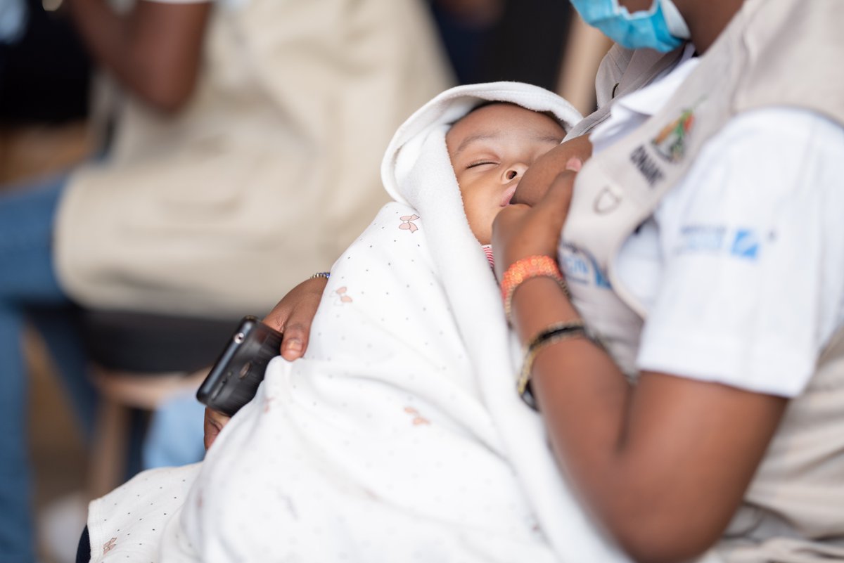 DeniseNyakeru's tweet photo. «Pour prévenir la #malnutrition, donnons strictement le lait maternel sans eau à nos enfants, de la naissance jusqu’à l’âge de 6 mois». Tel a été mon message adressé aux femmes congolaises lors de la cérémonie de lancement de la semaine internationale de l’allaitement maternel. https://t.co/Xbdkx9vXBm