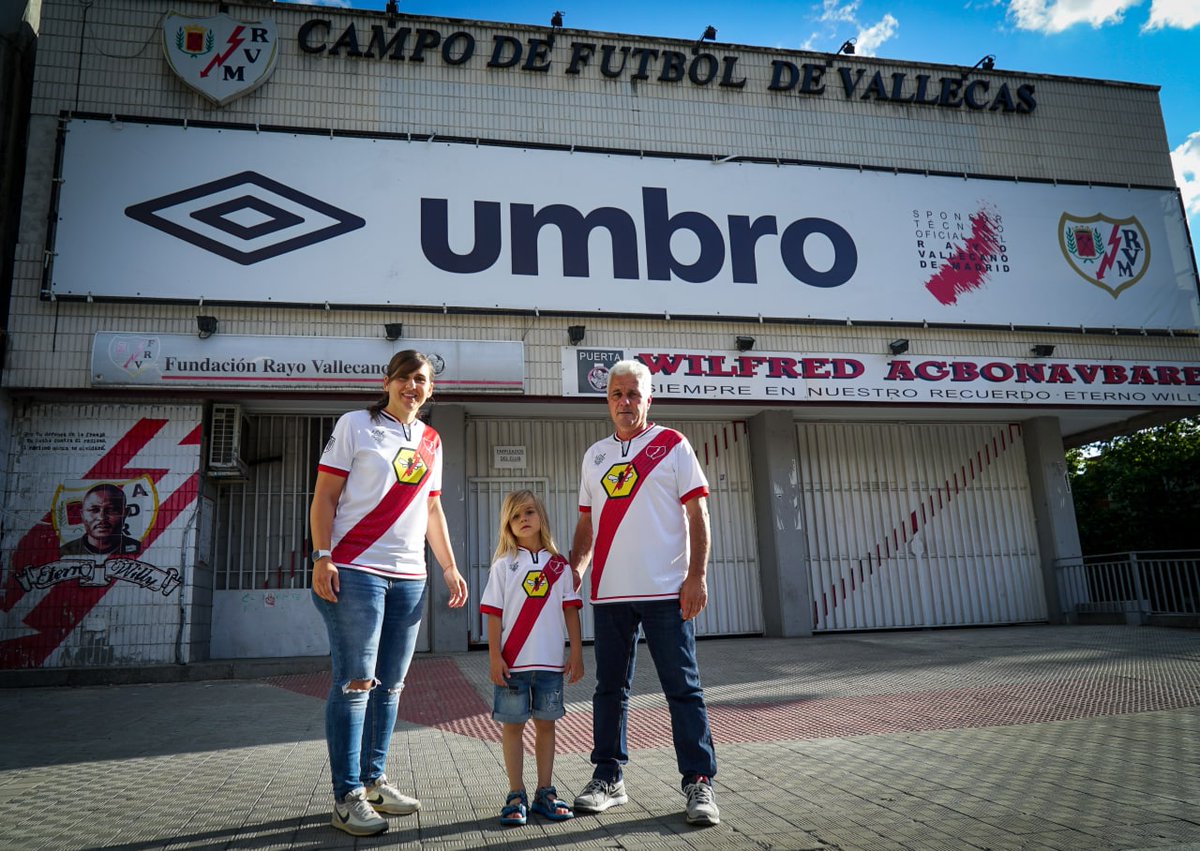 Vcn1924's tweet image. Aprovechamos para recordar que seguimos teniendo disponible la equipación en homenaje a la temporada 2000/01.

Además, recordamos también que ya no nos quedan más tallas M y 3XL.

Ya sabes, si estás con dudas, aprovecha y píllatela antes de que se acaben todas las tallas.