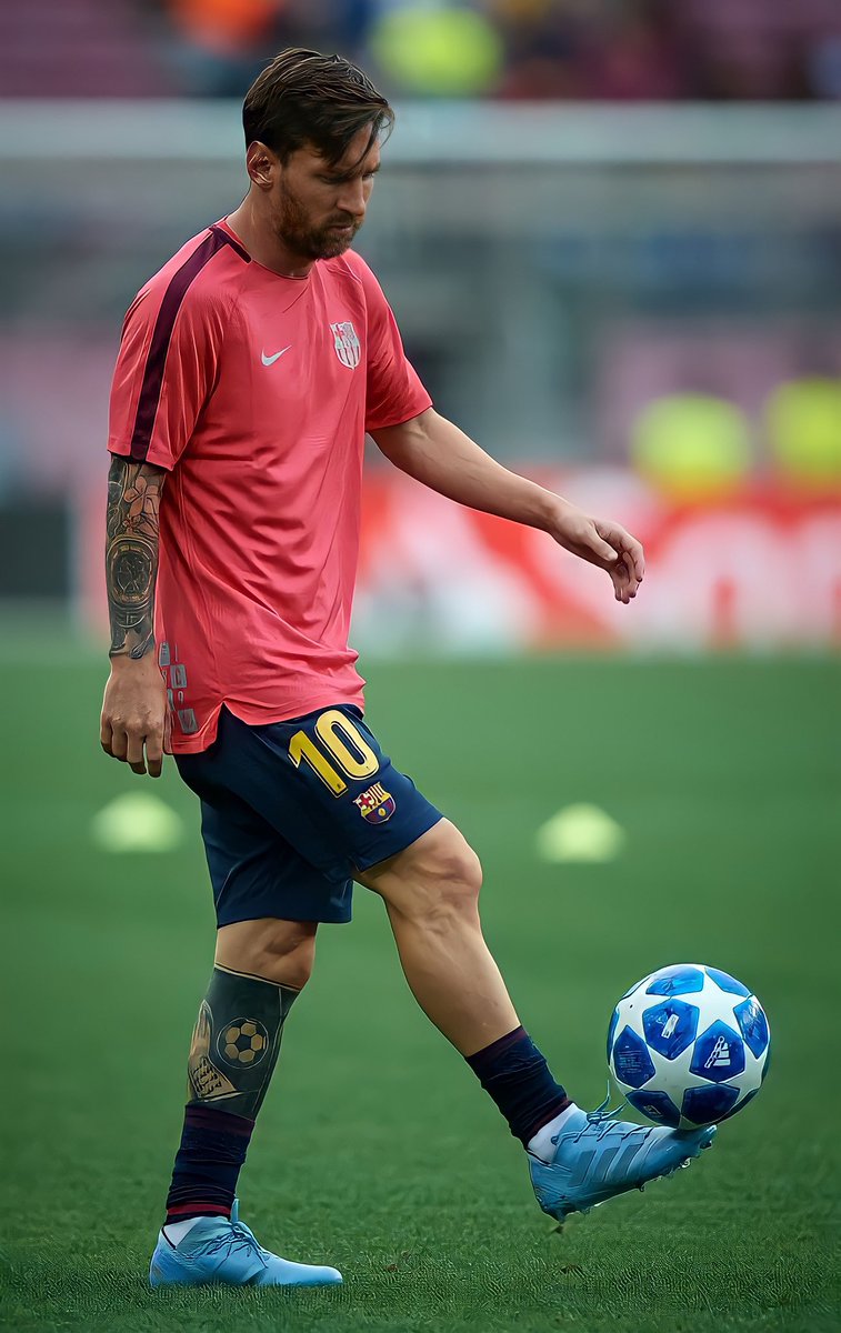 SD19H's tweet photo. شكراً يا أعظم لاعب بالتاريخ ، شكراً يامُلهمي الأول في كرة القدم ، ماراح أنسى كل هدف أو تمريره فرحتني فيها  ، دائماً وأبداً معك ياليو 💙❤️ https://t.co/9zt3rXWZuW