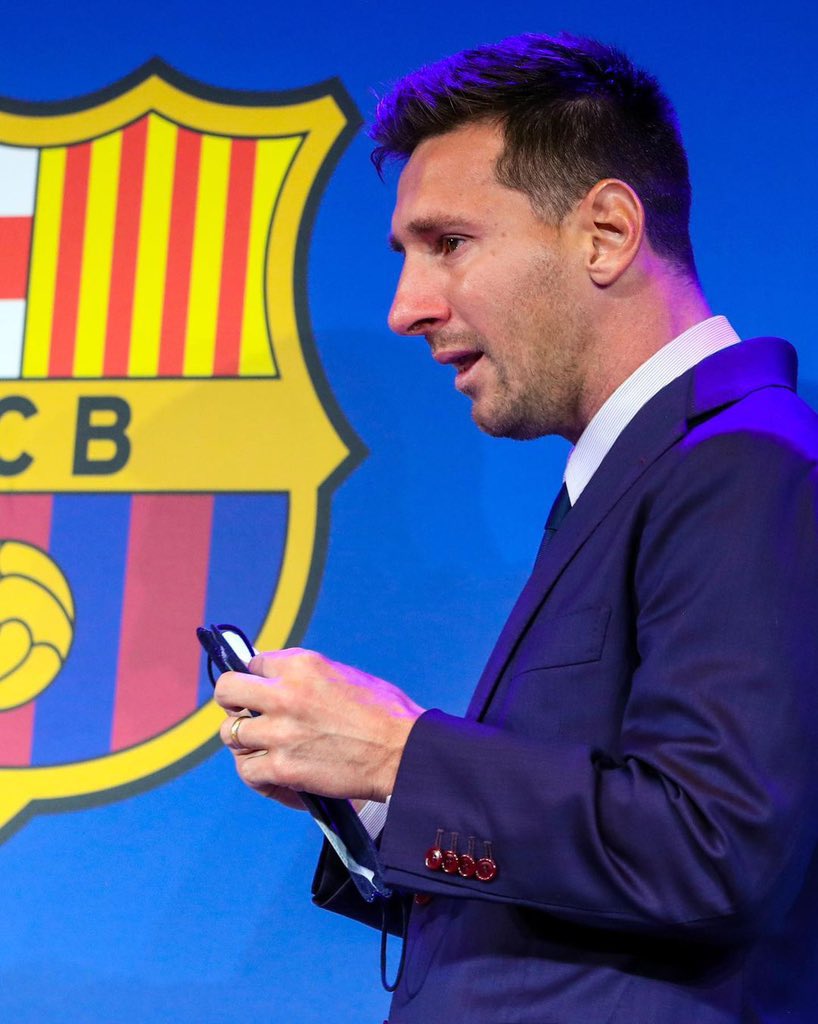 SD19H's tweet photo. شكراً يا أعظم لاعب بالتاريخ ، شكراً يامُلهمي الأول في كرة القدم ، ماراح أنسى كل هدف أو تمريره فرحتني فيها  ، دائماً وأبداً معك ياليو 💙❤️ https://t.co/9zt3rXWZuW