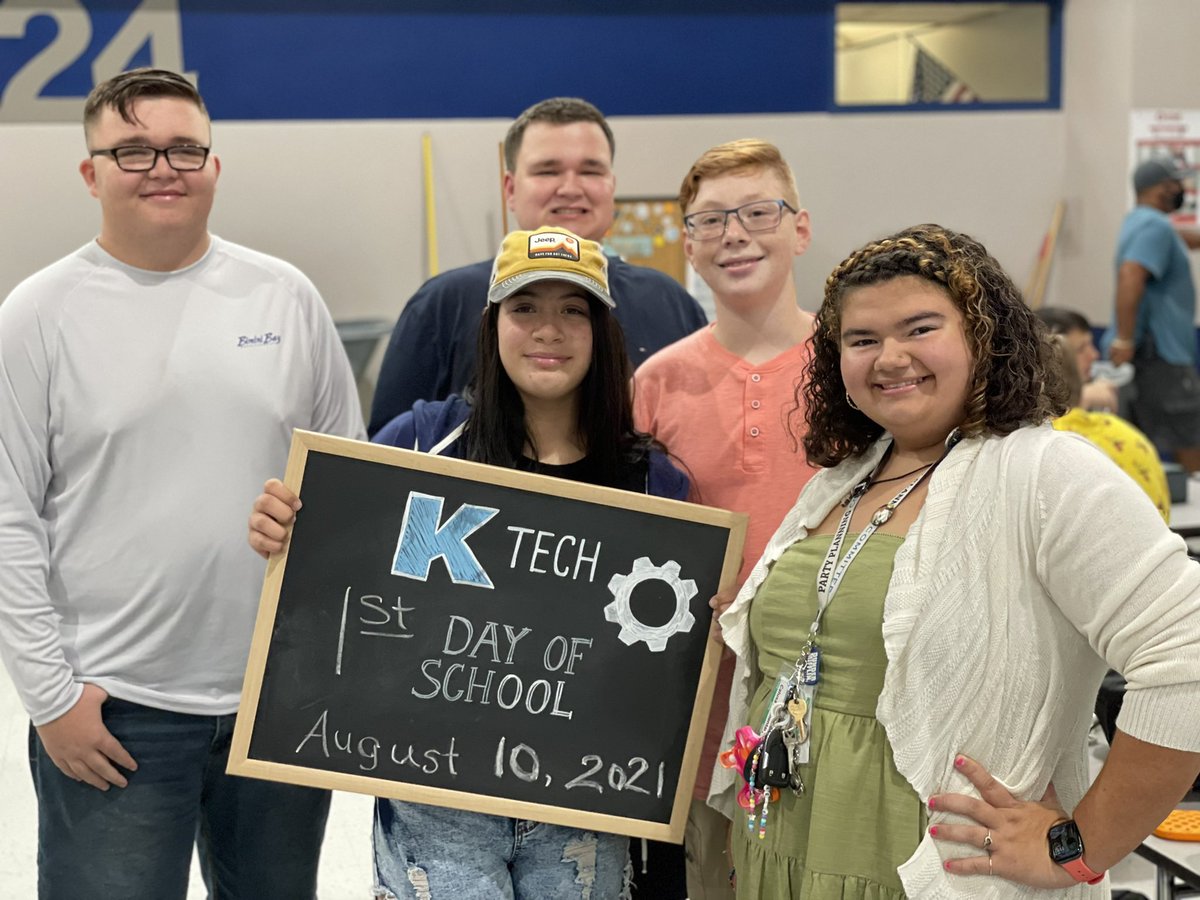 K_TECH_'s tweet photo. First Day of School 2021! #ktech #krakenscare #krakentastic #ktechpride https://t.co/iQlpce83oG