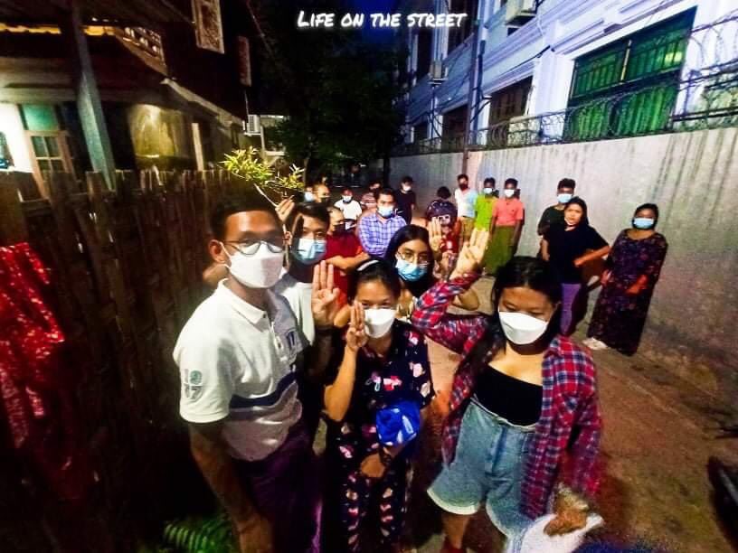 Although SAC terrorist forces are patrolling throughout the city, anti-regime protesters from the Mandalay’s coalition strike took to the streets tonight to defy military rules.
#AcceptNUG_RejectMilitary  #WhatsHappeningInMyanmar  #Aug11Coup