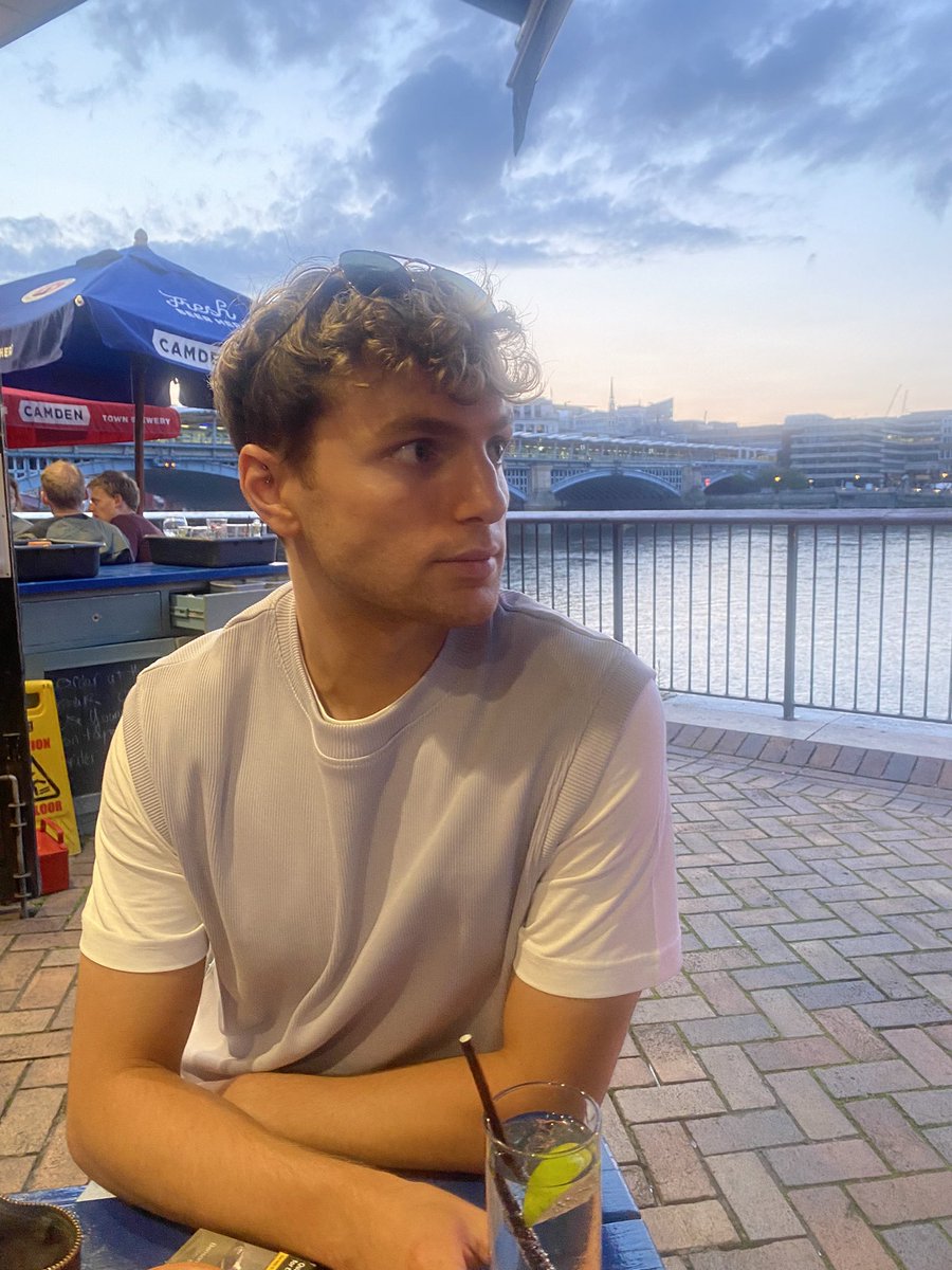 davidrees17's tweet photo. Me on Southbank babes x https://t.co/vWbPKXNZ5E