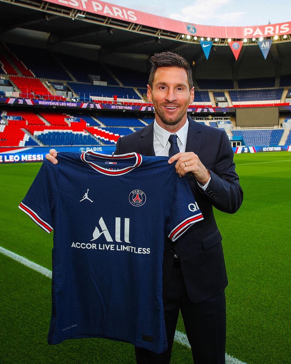 BleacherReport's tweet photo. New beginnings for Lionel Messi 🇫🇷 @brfootball 

(via @PSG_inside) https://t.co/1w1xIfWLlK