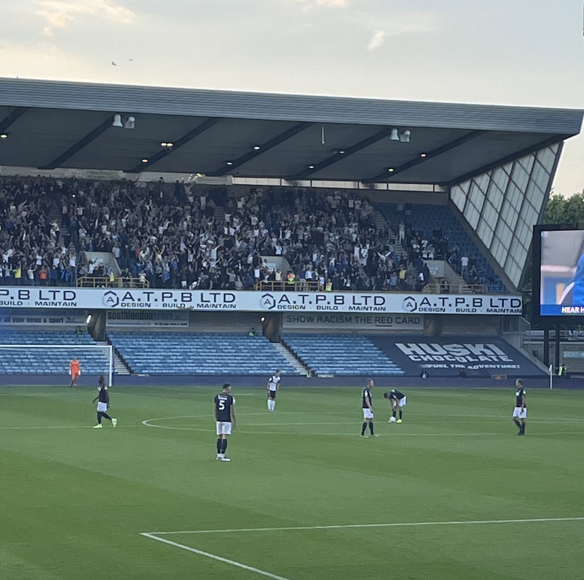 jaylynchmfc's tweet photo. All Pompey players and fans going mental when they scored. @shaunywilliams6 stayed in his position and waited for the game to carry on. As if there wasn’t enough reasons as to why he’s a #Millwall Legend. https://t.co/KoSy4fPBbE