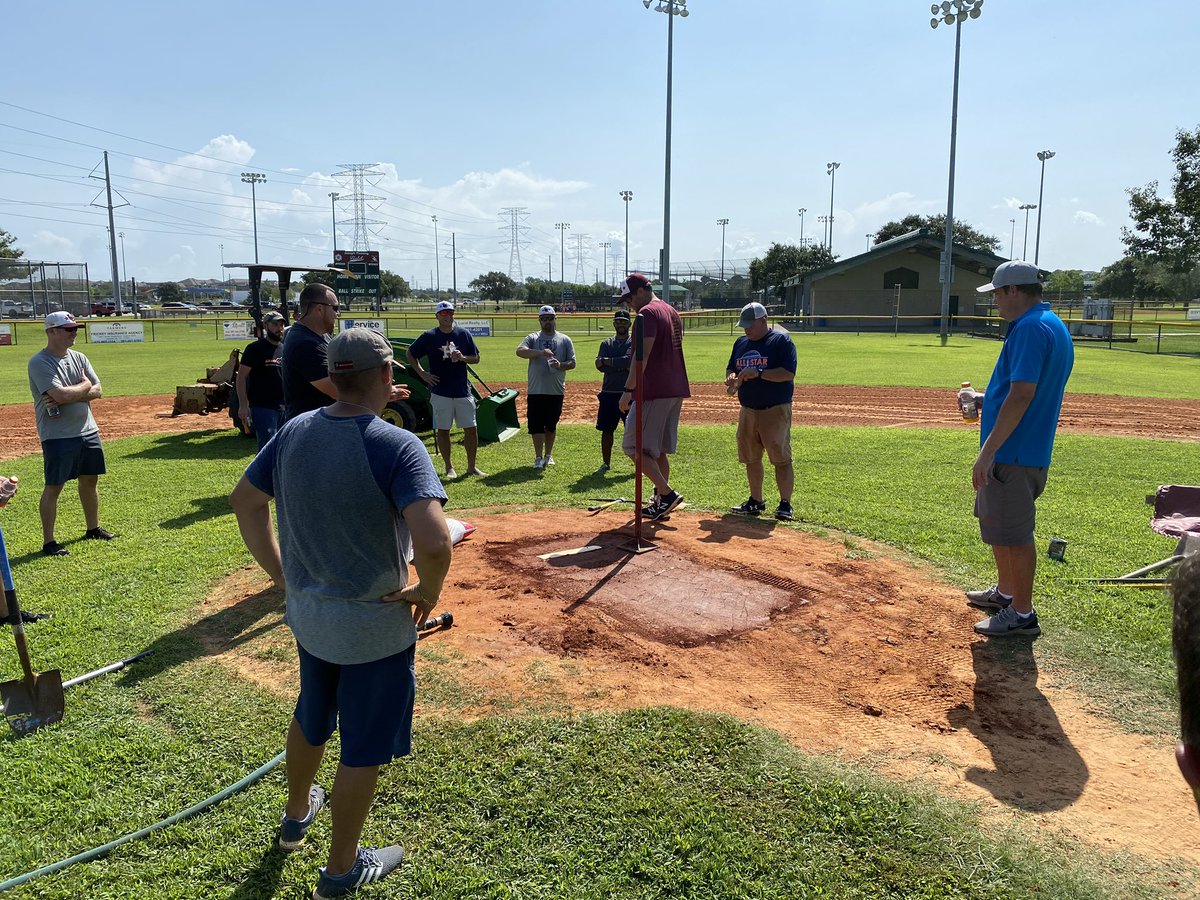 Aualum9496's tweet photo. League City TX. @TurfaceC & @SiteOneSupply and staff used @Turfaceproducts 5 Star Packing Clay, Moundmaster blocks to rebuild high wear areas. Topped it with Turface Elite Red conditioner. #5star #moundmaster #wearareas #youthbaseball #naturalsurfaces https://t.co/SfjDnztCo7