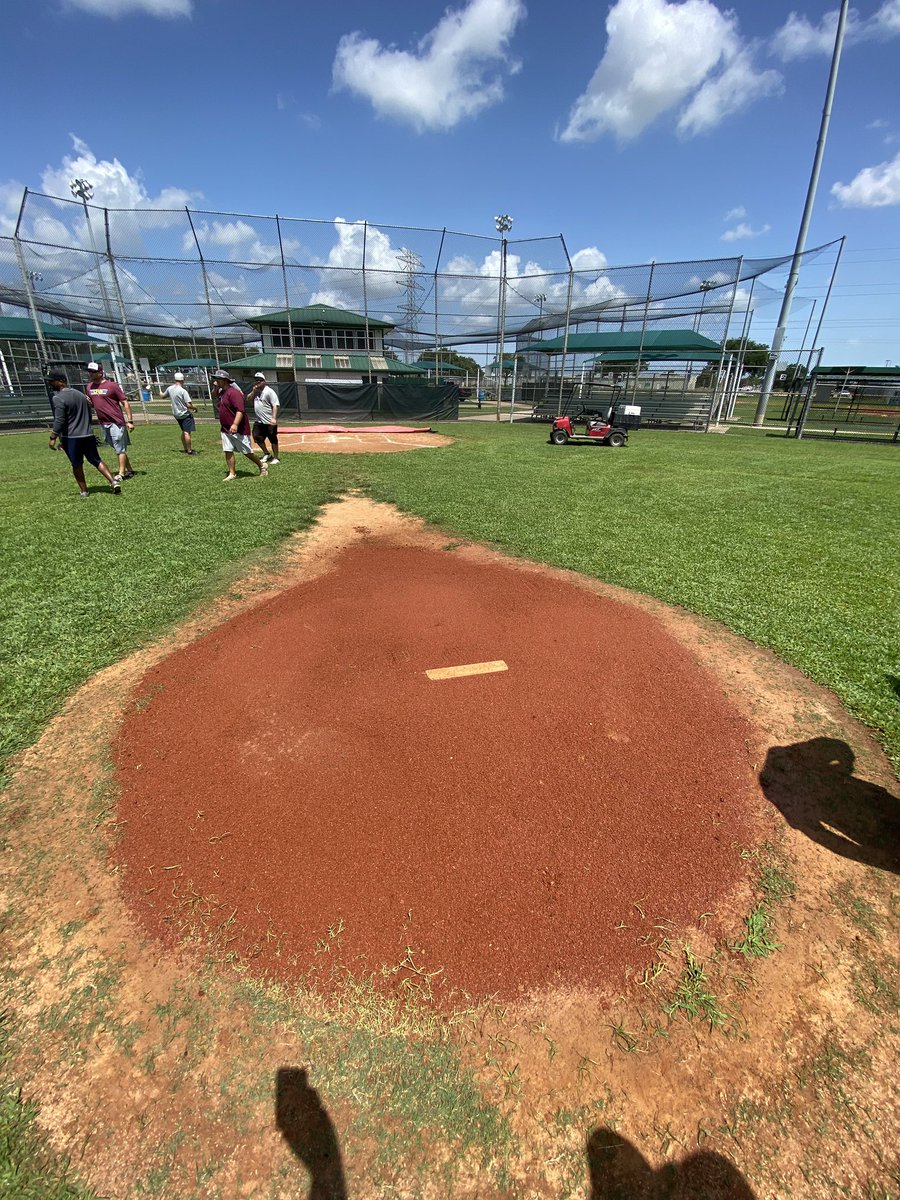 Aualum9496's tweet photo. League City TX. @TurfaceC & @SiteOneSupply and staff used @Turfaceproducts 5 Star Packing Clay, Moundmaster blocks to rebuild high wear areas. Topped it with Turface Elite Red conditioner. #5star #moundmaster #wearareas #youthbaseball #naturalsurfaces https://t.co/SfjDnztCo7
