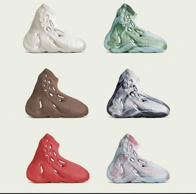 What in the Hershey&lsquo;s  kiss is going on here #YEEZY https://t.co/eG73o07BFo<a href="/tag/yeezy"class="tags">#YEEZY</a>