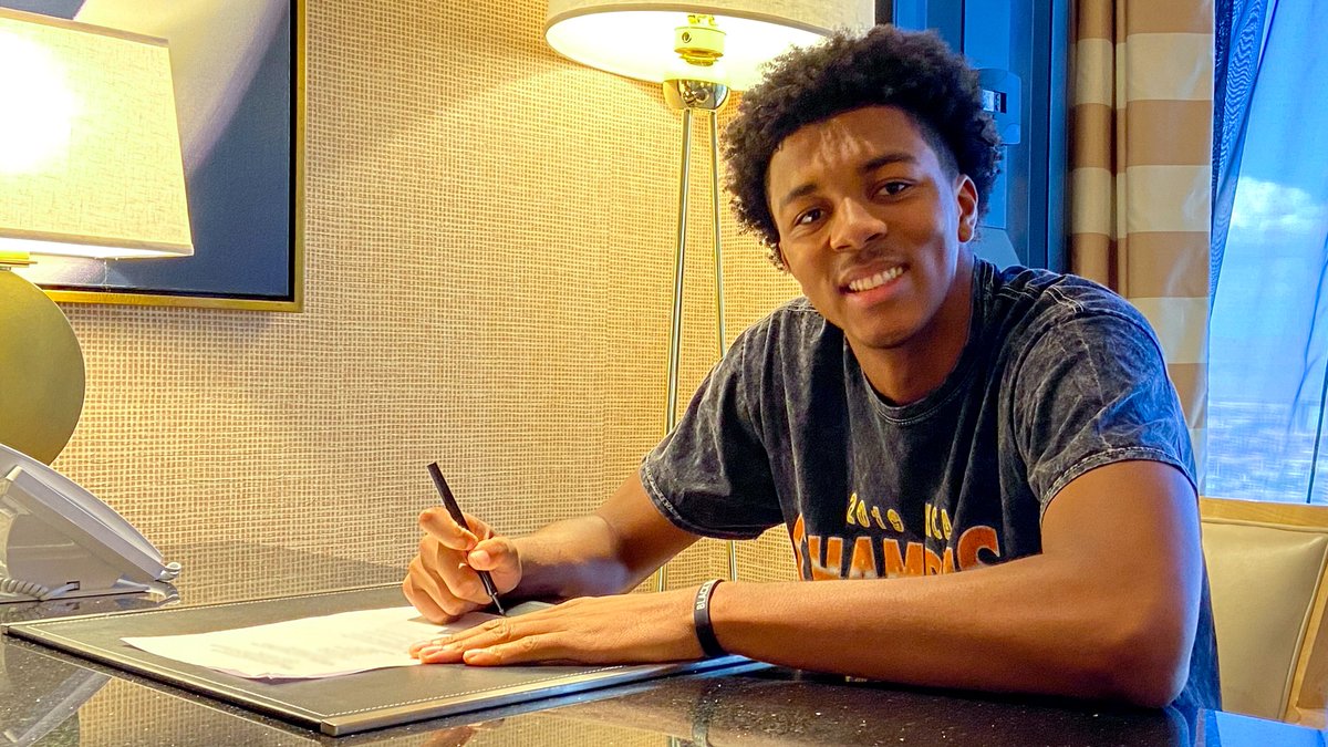 OFFICIAL: Pelicans sign rookie forward @TreyMurphyiii! 👏 

Story: neworlns.co/MurphySigned