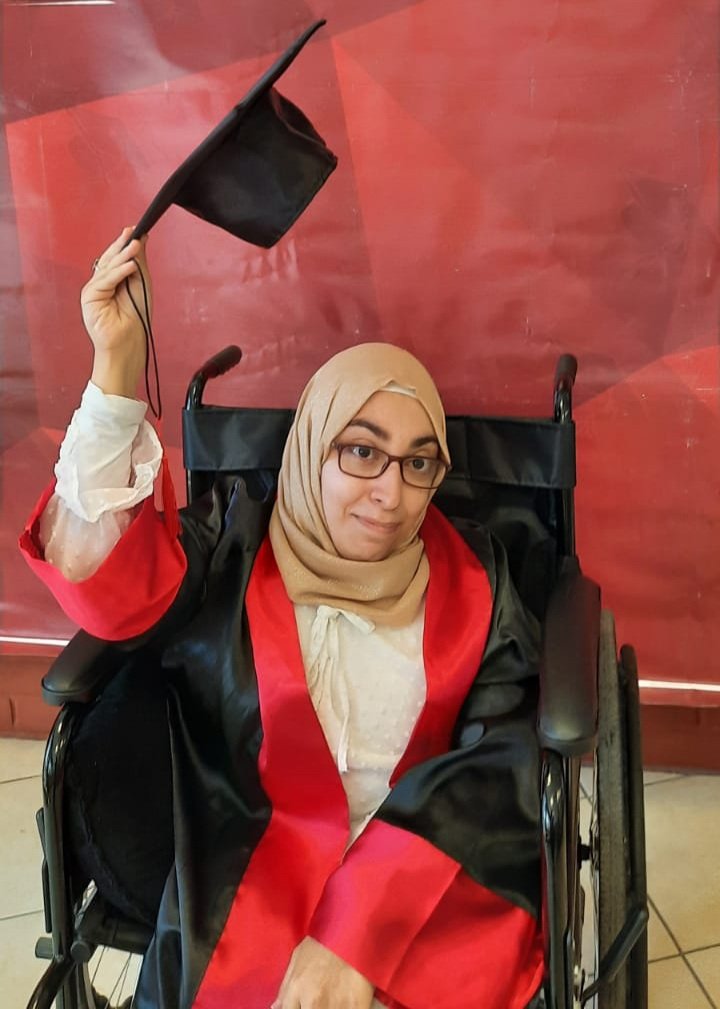 İlkokula başladığında; kendini bilmez, yobaz, gerizekalı birkaç "akraba" müsveddesi tarafından "bu da mı okuyacak" denilen ablam; bugün 2. üniversitesinden mezun oldu. Selamlar...