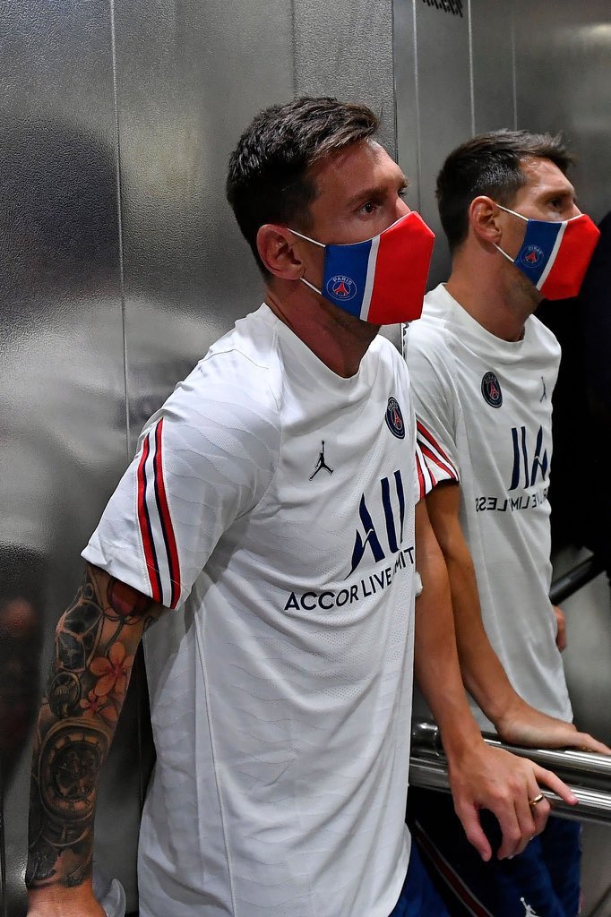 - Vas a compartir la foto de Messi en un ascensor?
- También