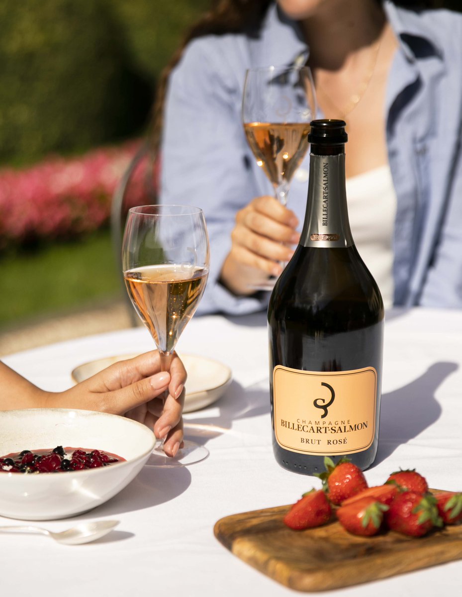 _Billecart's tweet photo. [ Brut Rosé ]
Two friends and a bottle of Brut Rosé is like a conversation for three. Laughter, joy and friendship; shared moments inspired by rosés! 
#billecart #champagne #pinkbill https://t.co/ukgOwqtPNQ