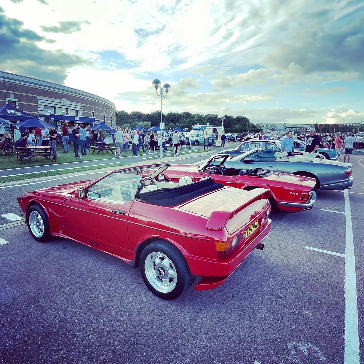 Popbangcolour's tweet photo. There was a lovely variety @BMMuseum tonight for the #GaydonGathering - lovely to chat to folk as always whilst creating drawings too πβπ»ππ»
#continuouswheels #britishmotormuseum https://t.co/cAY0Dp0LZk