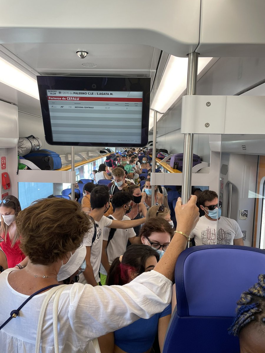 Sandruzzo78's tweet photo. @Regione_Sicilia Questa è la situazione del trasporto pubblico regionale. Treni strapieni , zero distanziamento e nessun controllo. Poi magicamente si punta il dito sui turisti che portano il COVID. @Musumeci_Staff @ruggerorazza @fsitaliane https://t.co/qnTbOGI5JM