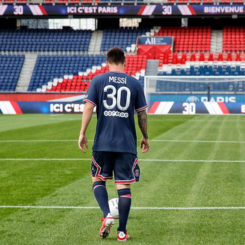 PSG_inside's tweet photo. 🆕📸

Les plus belles photos de l'arrivée de Messi à Paris !

❤️💙 #PSGxMESSI