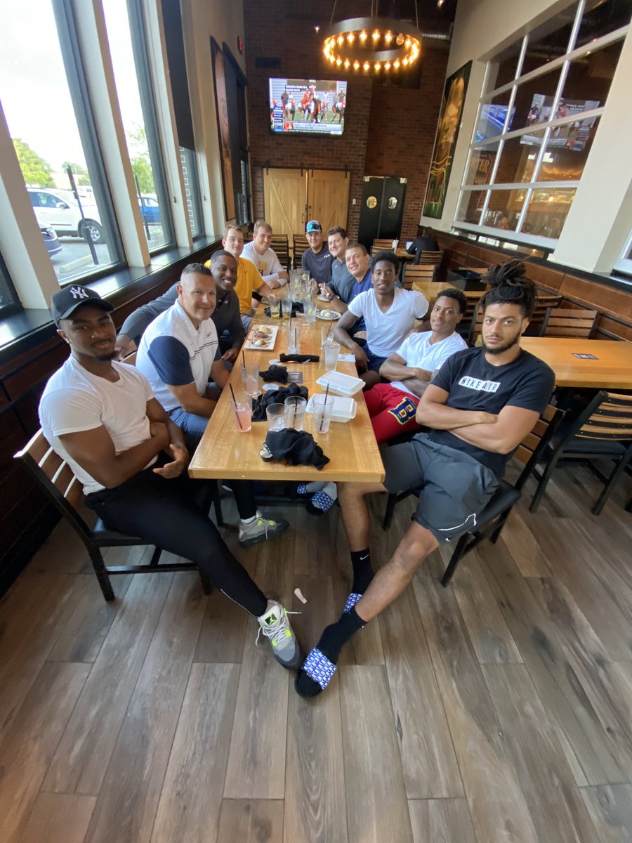 vkehres's tweet image. Great dinner tonight with these Rockets!  #GlassCity #OneRocket #11as🚀