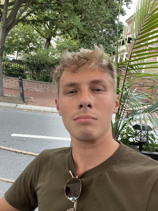 Watch Zach Astor's leaked NSFW photo on TwXstars