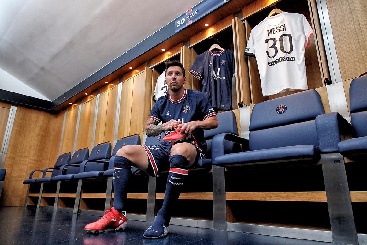 ThrowbackFitba's tweet photo. The 🐐 in jersey of the season? https://t.co/Ncd5B5iFMd