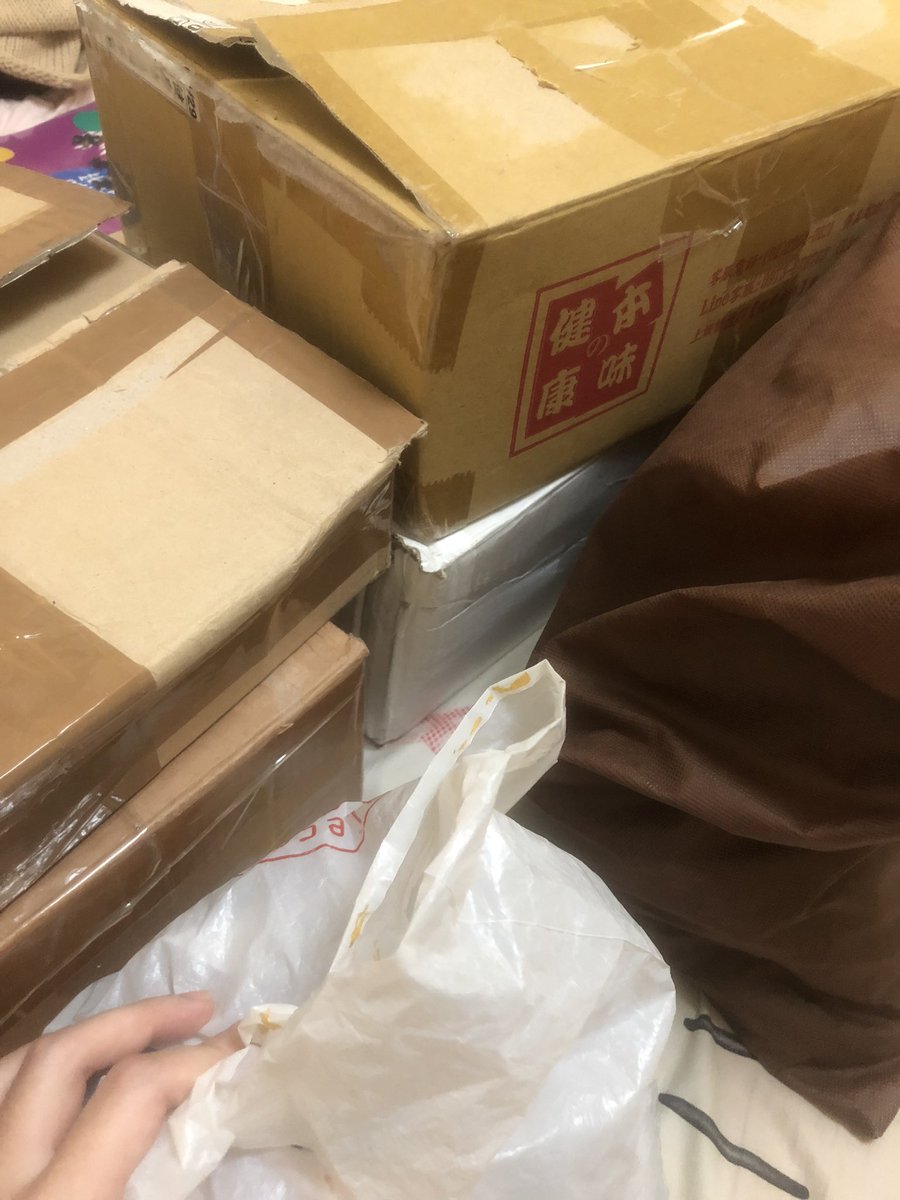 嗨大家真的好久不見 我是MYu～
睡不著來曬一下徽章 最近剛好在整理
總共2大箱2小箱1大袋1小袋😹
之後整理完試看看能不能全部擺出來
一定很壯觀🤣

大部分都會出 因為要搬家了～
有想要收什麼也可以先問我
不知道會有多少人看到 
畢竟很久沒出現 反正就隨緣吧XDD