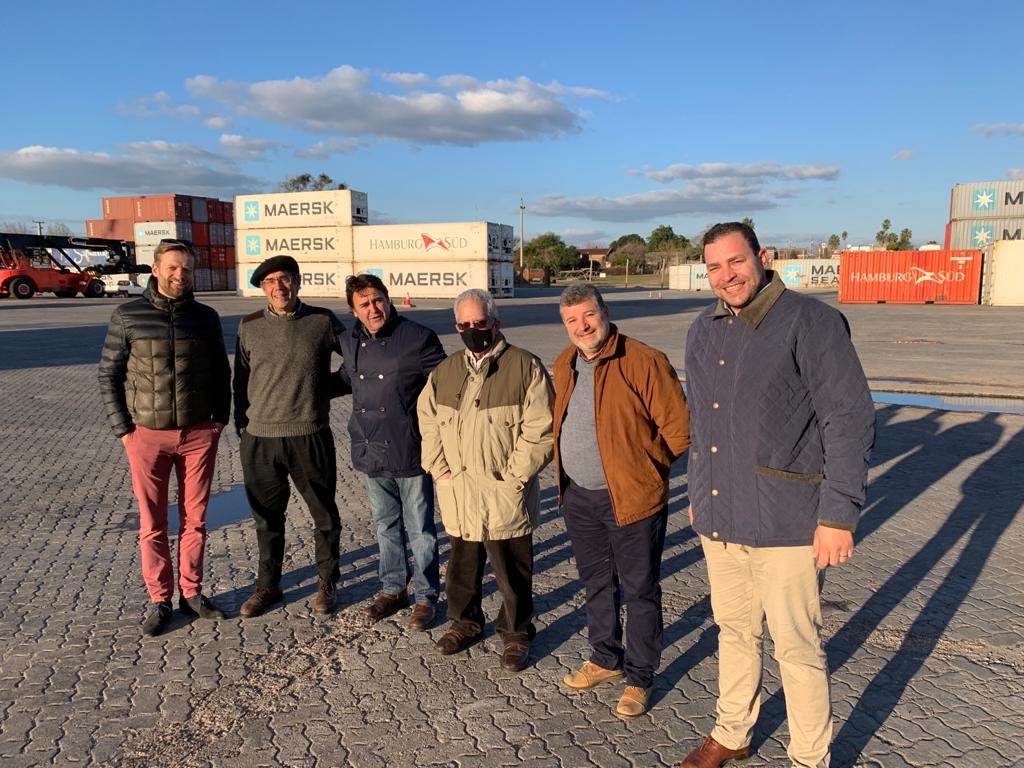ktntcp's tweet photo. Gran jornada de martes visitando la heróica Paysandú.

Hoy las principales autoridades de TCP recorrieron el Puerto de Paysandú y fueron recibidos por el intendente @OliveraPdu , las principales autoridades portuarias y de la Junta Departamental.

#Trabajo #Paysandú https://t.co/TlY2FCYBM0