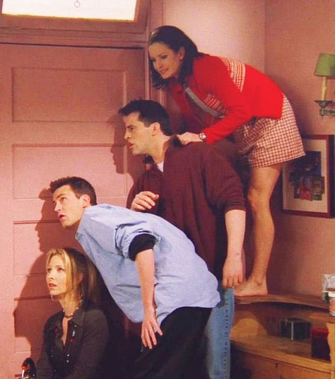 wander_woman_7's tweet photo. The internet trying to find out if David Schwimmer and Jennifer Aniston are really dating. https://t.co/E26cSgSAKr